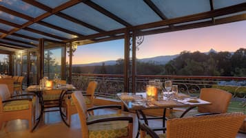 4 restaurantes, se sirven desayunos, comidas, cenas y cocina local