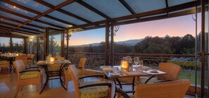 4 restaurants, breakfast, lunch, dinner served; local cuisine