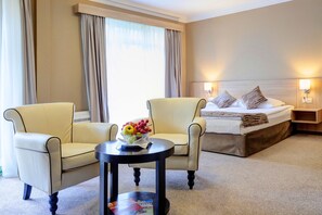 ファミリー ダブルルーム | デスク、遮光カーテン、ベッドシーツ