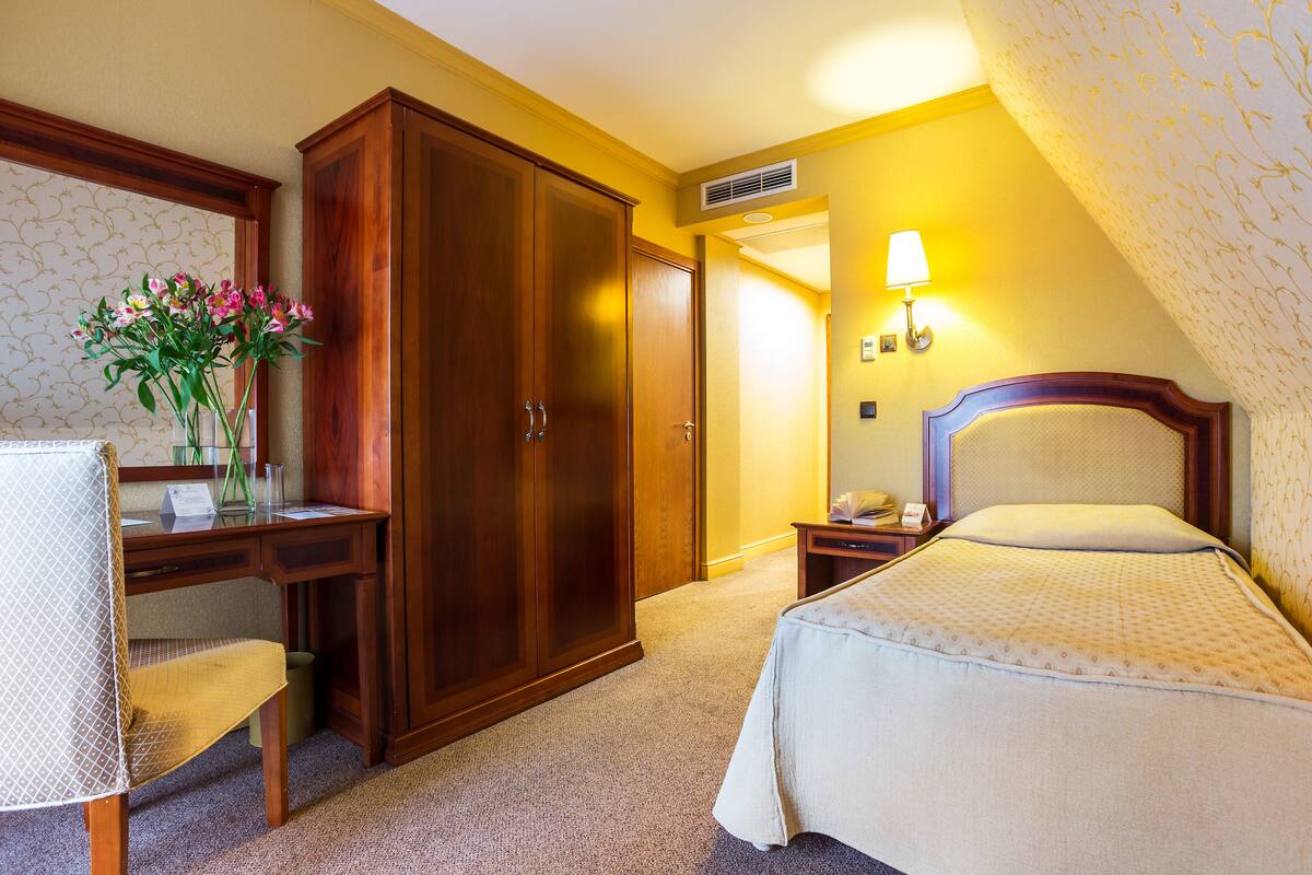Single Room | Desk, blackout drapes, bed sheets