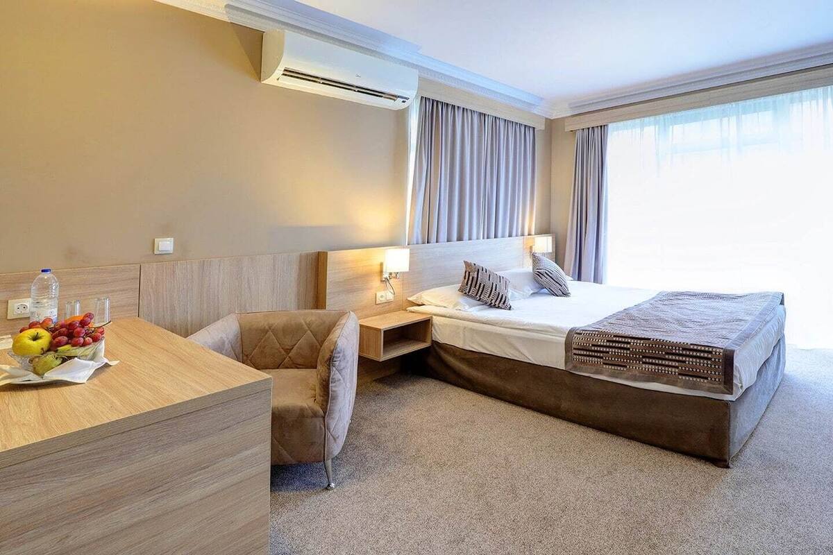 Family Studio | Desk, blackout drapes, bed sheets