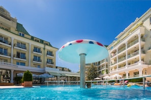 Indoor pool, seasonal outdoor pool, pool umbrellas, pool loungers - Hotel Romance & Family Suites (Varna)