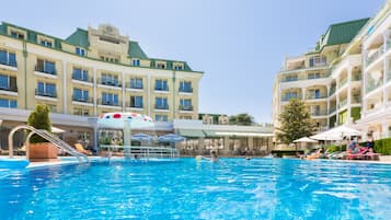 Una piscina cubierta, una piscina al aire libre de temporada, sombrillas