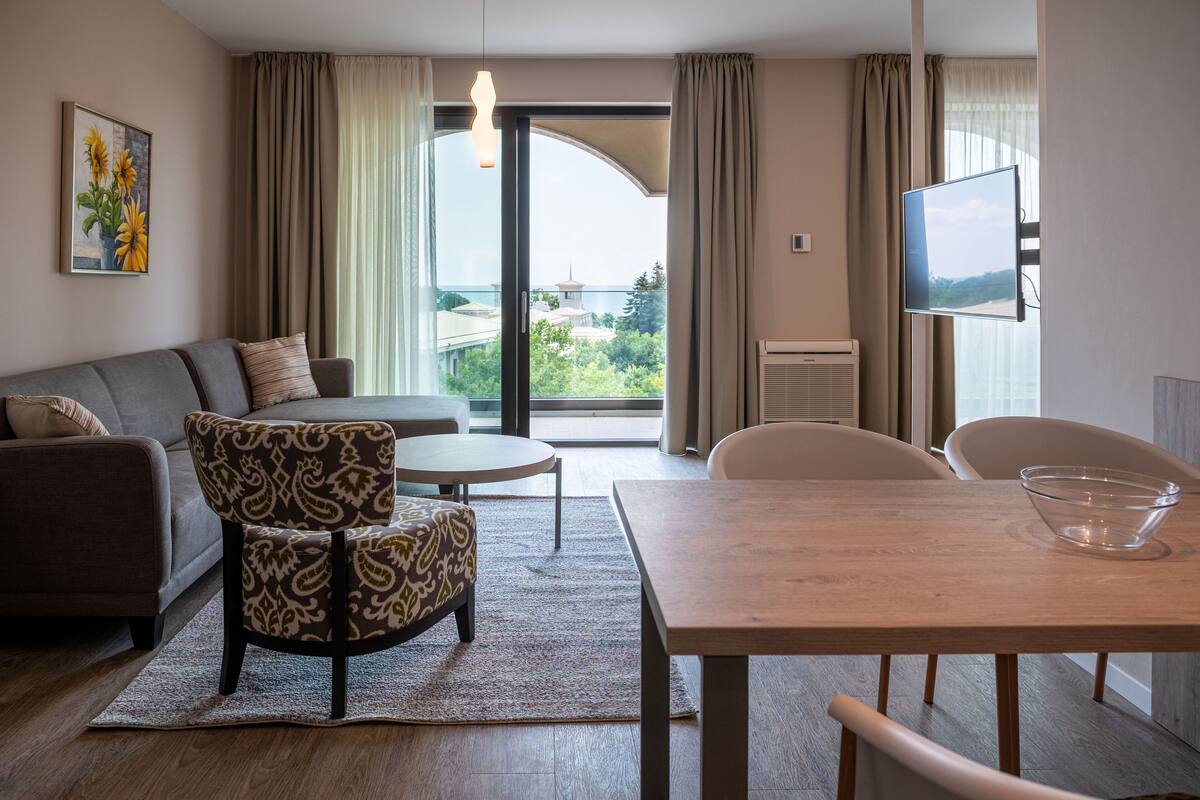 Deluxe Suite, Sea View | Desk, blackout drapes, bed sheets