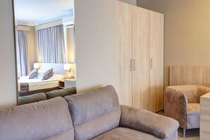 Family Studio | Desk, blackout curtains, bed sheets - Hotel Romance & Family Suites (Varna)