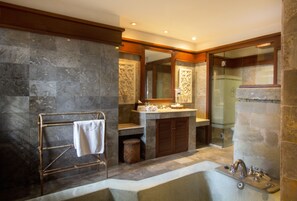 Garden Suite | Colchones Select Comfort, minibar, caja fuerte y escritorio
