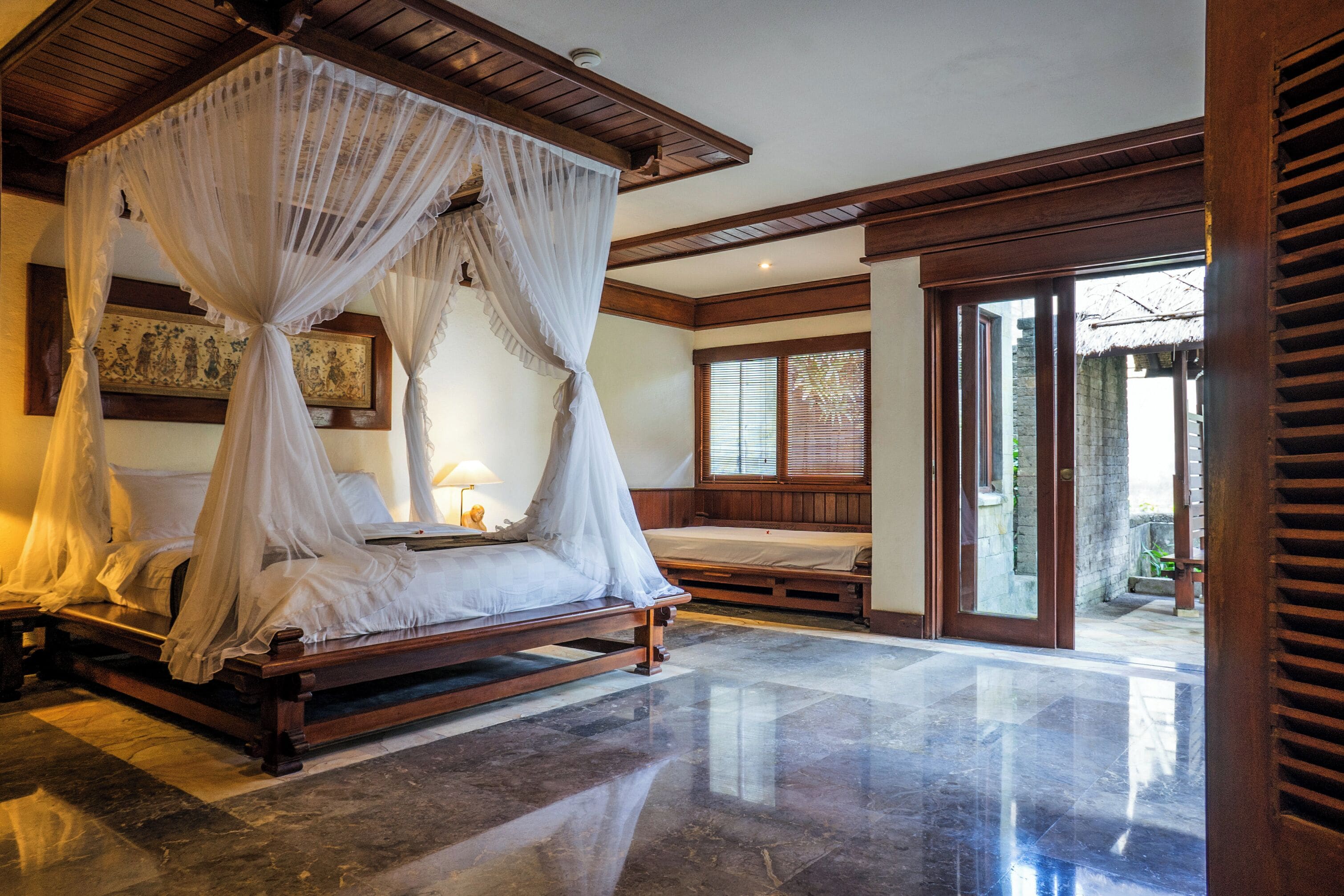 Tempat tidur Select Comfort, minibar, brankas, dan meja kerja