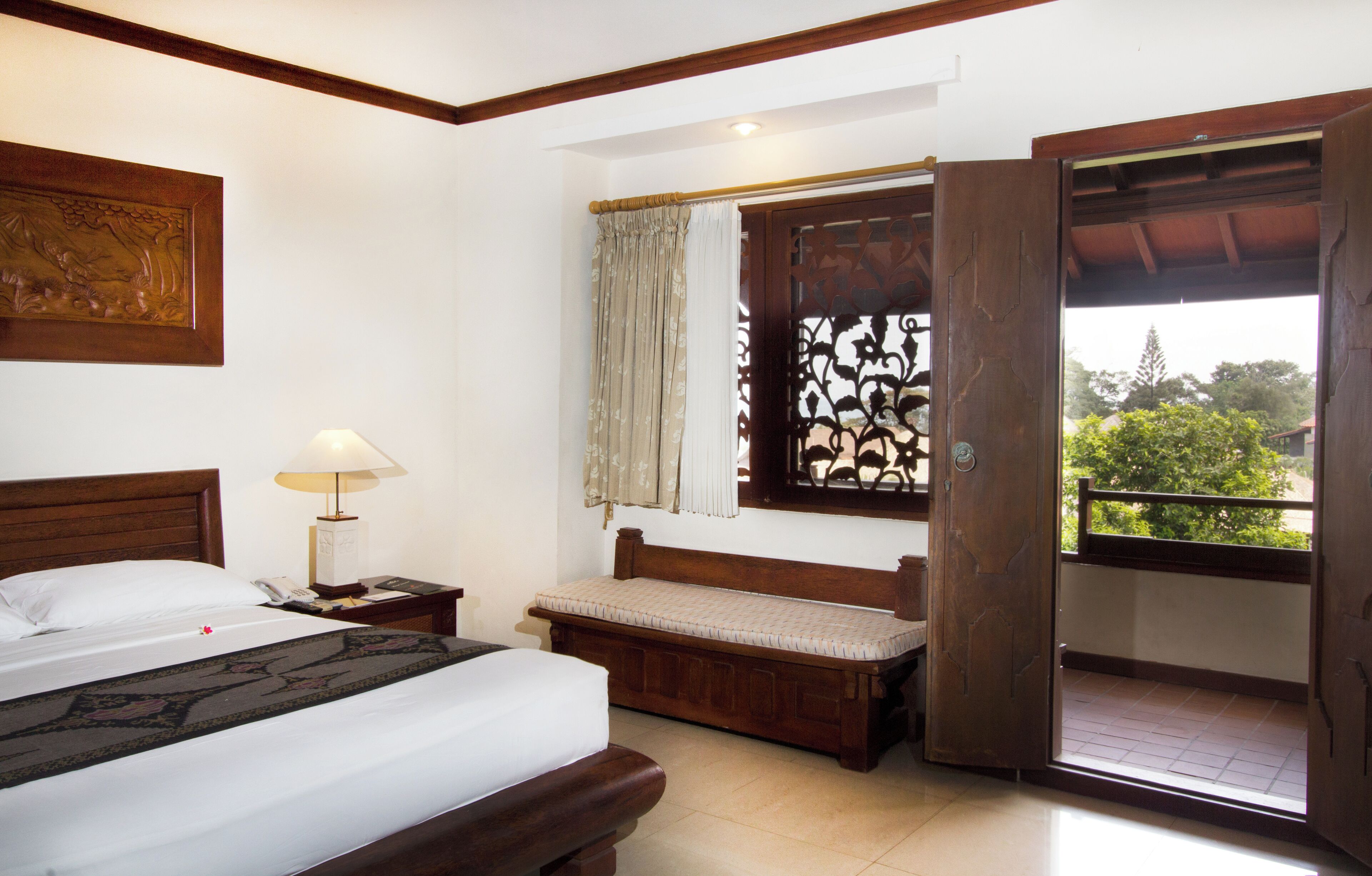 Tempat tidur Select Comfort, minibar, brankas, dan meja kerja