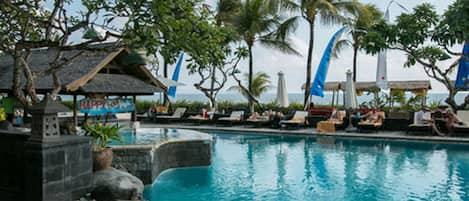 Piscine extérieure, parasols de plage, chaises longues