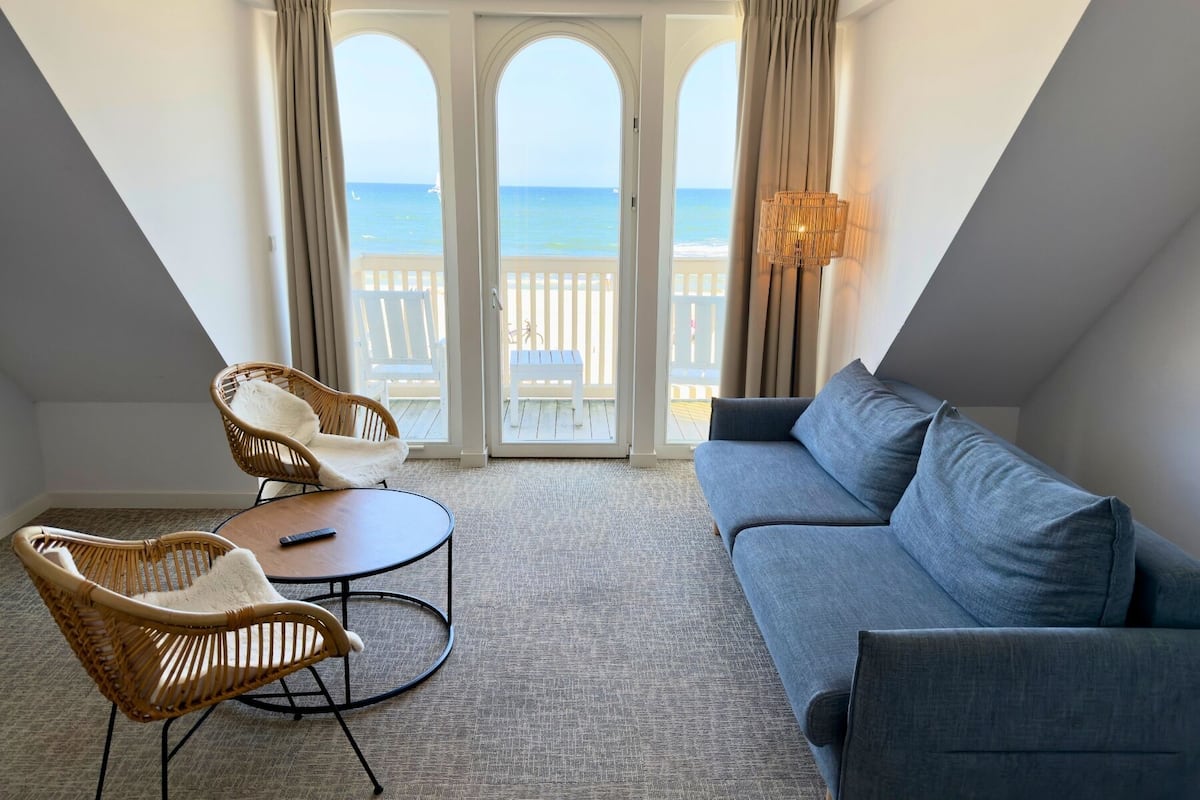 Suite estudio Deluxe, balcón, vistas al mar | Caja fuerte, escritorio, espacio para trabajar con un portátil