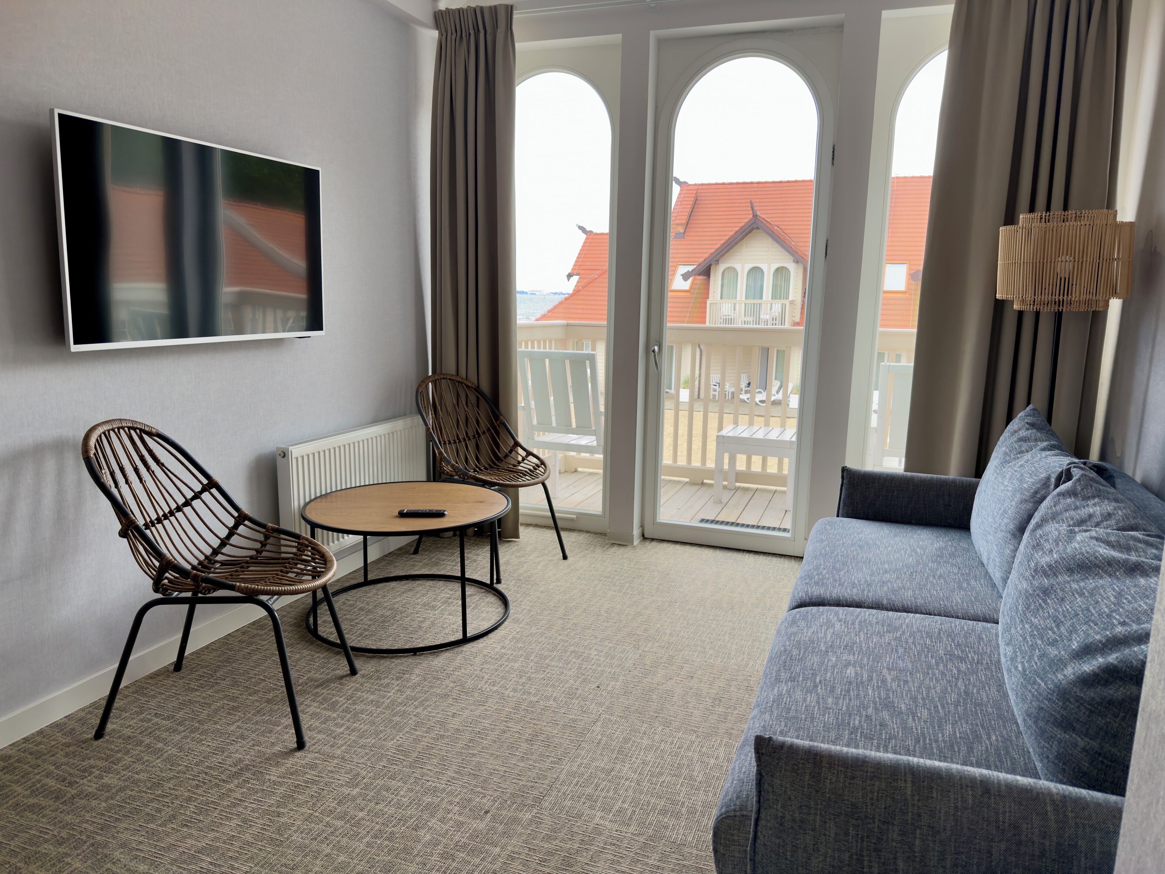 セーフティボックス (室内)、デスク、ノートパソコン用作業スペース、遮光カーテン