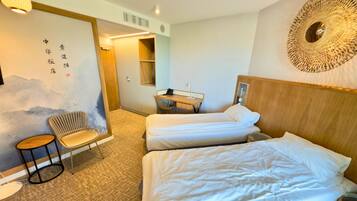 Deluxe Double Room | Peti besi dalam bilik, meja, ruang kerja komputer riba