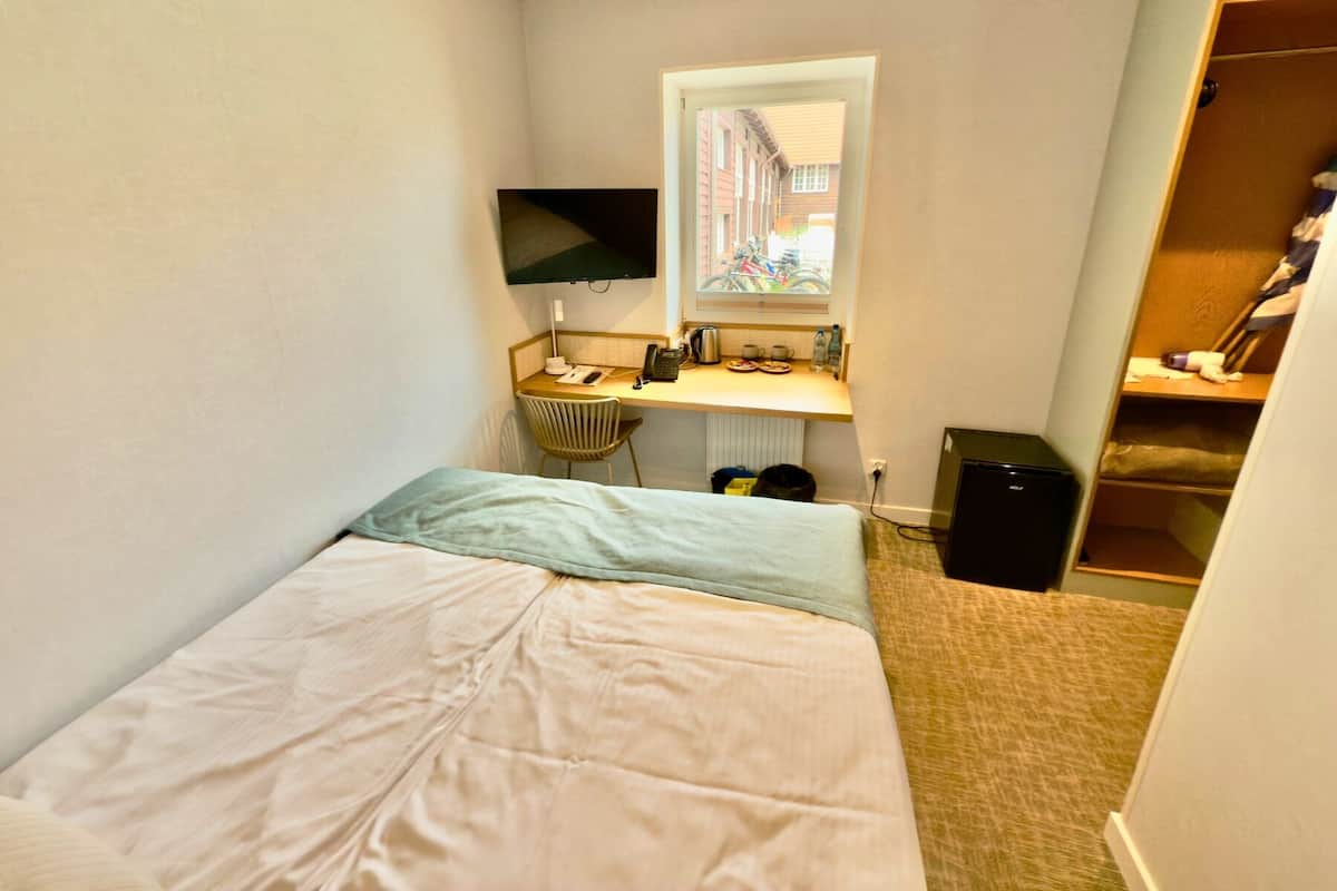 Economy Single Room | In-room safe, desk, laptop workspace, blackout drapes