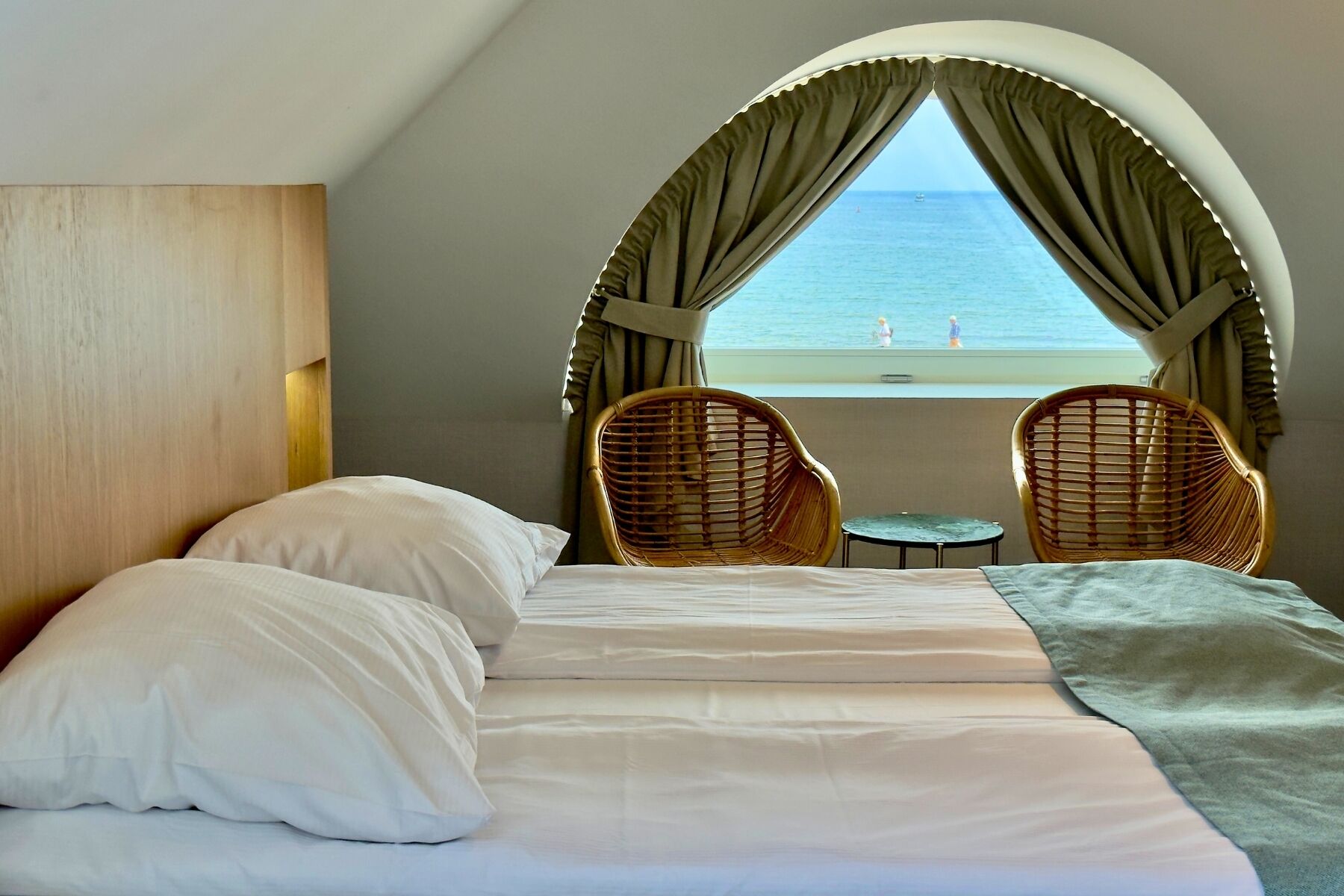 Studio Suite Deluks, balkon, pemandangan laut | Brankas, meja kerja, ruang kerja ramah laptop, dan tirai kedap cahaya