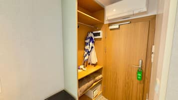 Economy Single Room | Peti besi dalam bilik, meja, ruang kerja komputer riba