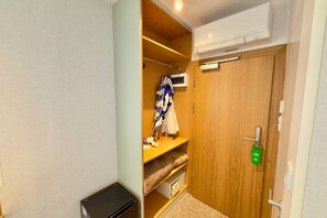 Habitación individual económica | Caja fuerte, escritorio, espacio para trabajar con un portátil
