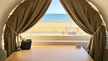 Caja de seguridad en la habitación y escritorio