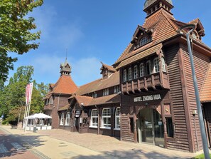Un bâtiment historique sur lequel on peut lire l’inscription « HÔTEL ZHONG HUA ».