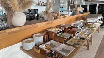 Se ofrece un desayuno continental (70 PLN por persona)