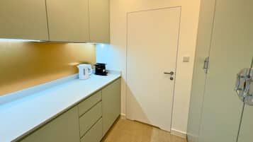 Caja de seguridad en la habitación y escritorio