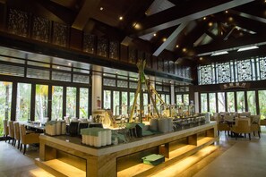 2 restaurantes; se sirven desayunos