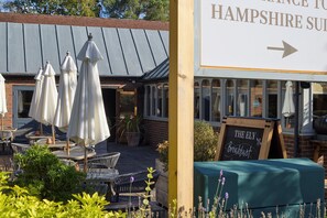 Terrace/patio - The Ely Hotel by Chef and Brewer Collection (Camberley)