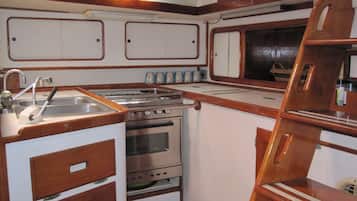 Wild Thing 44' Sailboat includes 2-hour Sunset Cruise | Dapur pribadi | Lemari es, microwave, mesin pembuat kopi/teh, dan bumbu
