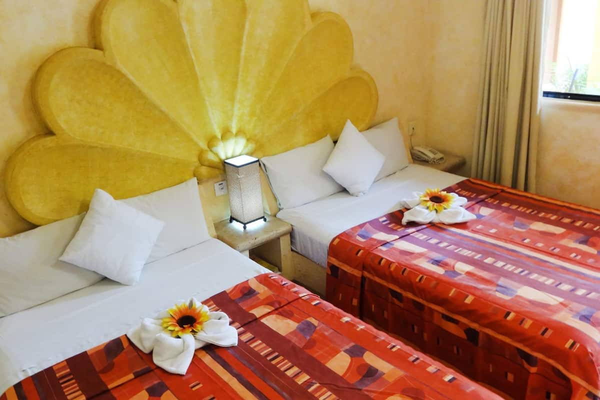 Habitación de hotel con dos camas, un panel decorativo grande en la pared, una mesita de noche con lámpara y una ventana con cortinas.