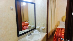 Phòng 4 Tiêu chuẩn, 2 giường đôi | Két bảo mật tại phòng, truy cập Internet không dây miễn phí 