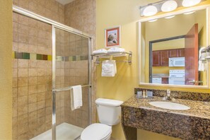 Duschwanne, kostenlose Toilettenartikel, Haartrockner, Handt ücher