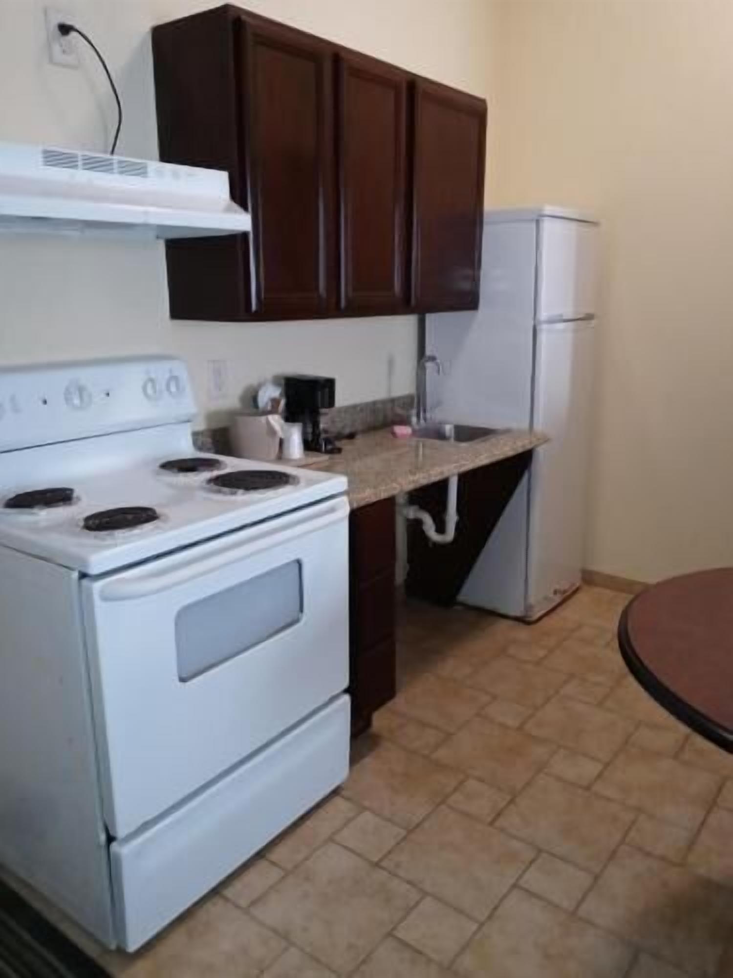 Private kitchen | Fridge, microwave, coffee/tea maker, cookware/dishes/utensils