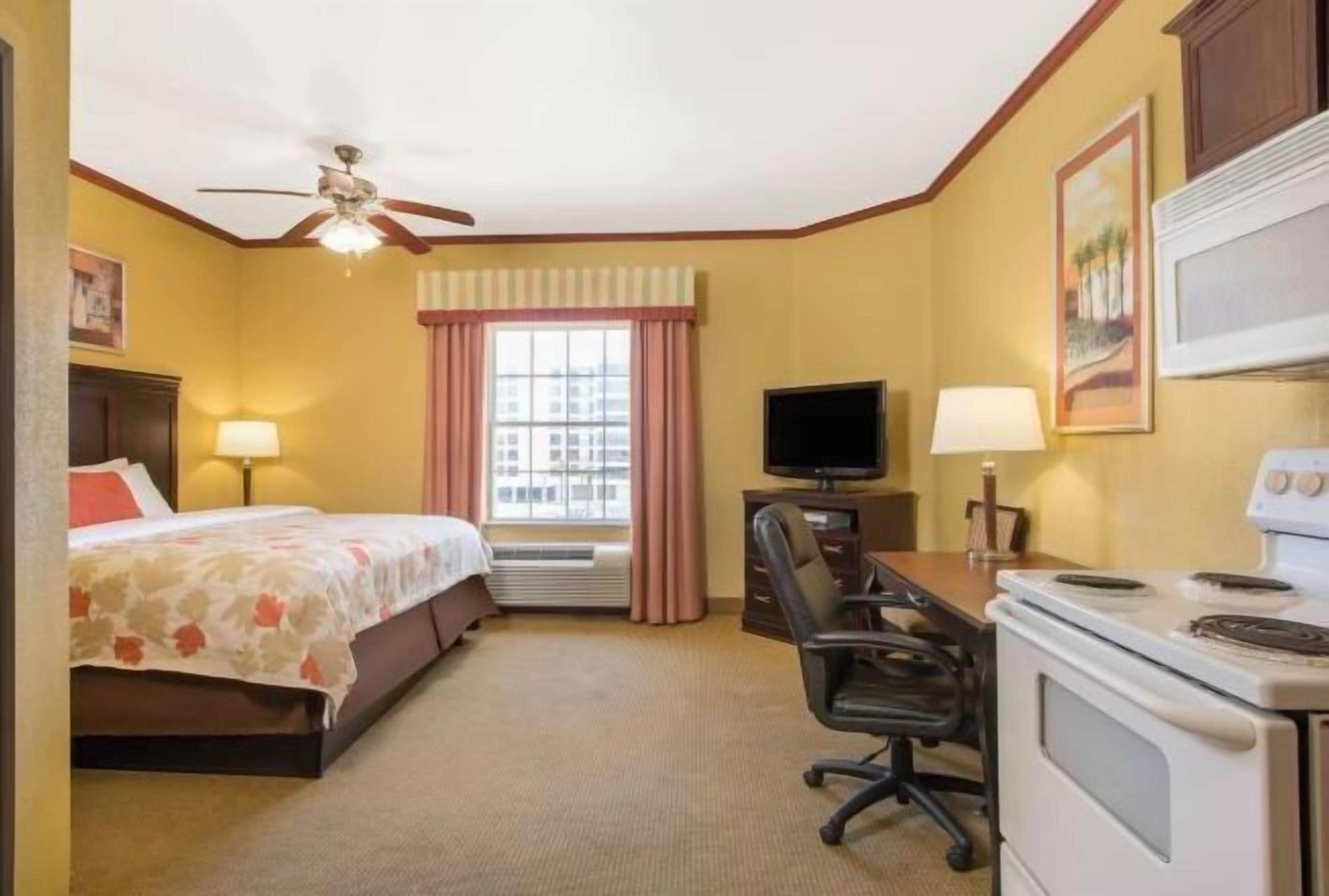 Ropa de cama de alta calidad, caja fuerte, escritorio y cortinas opacas