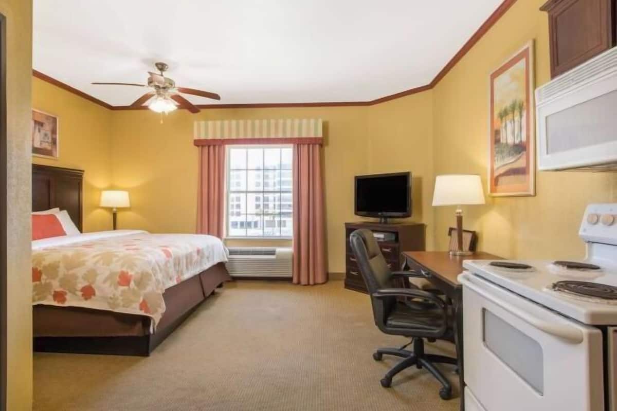 Premium bedding, in-room safe, desk, blackout curtains