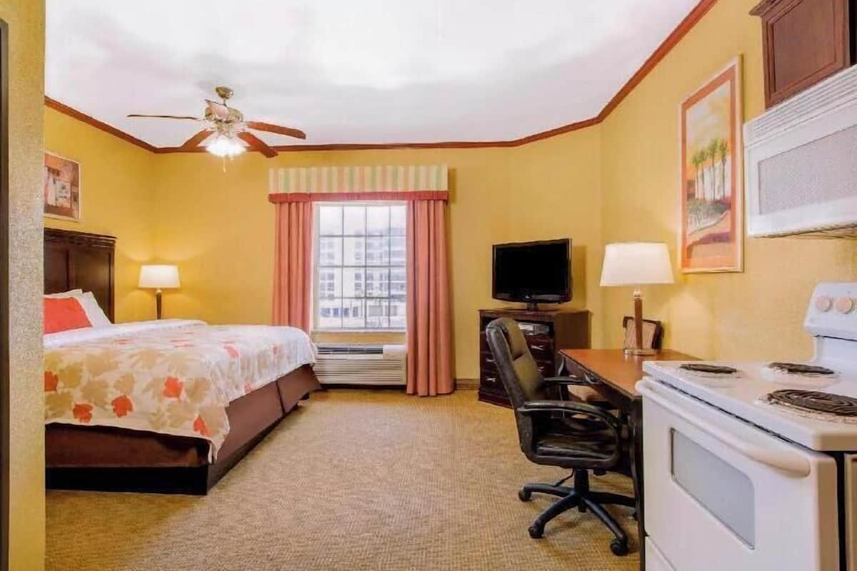 Premium bedding, in-room safe, desk, blackout drapes