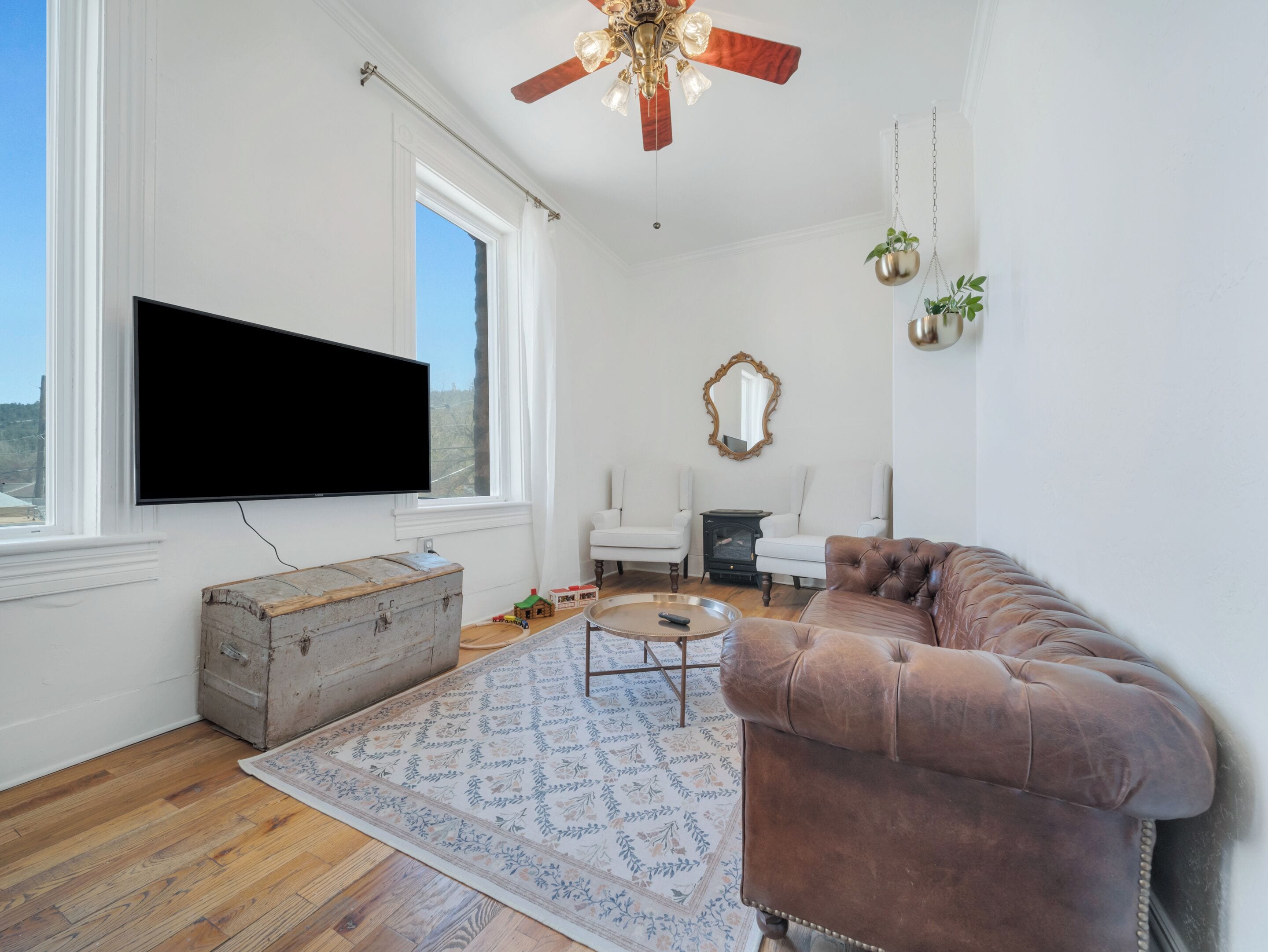 the grand family - suite 7 | living area | books