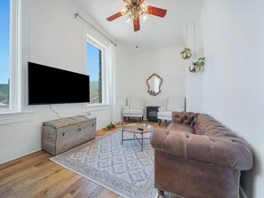 The Grand Family - Suite 7 | Living area | Books - The Historic Grand Canyon Hotel (Williams)