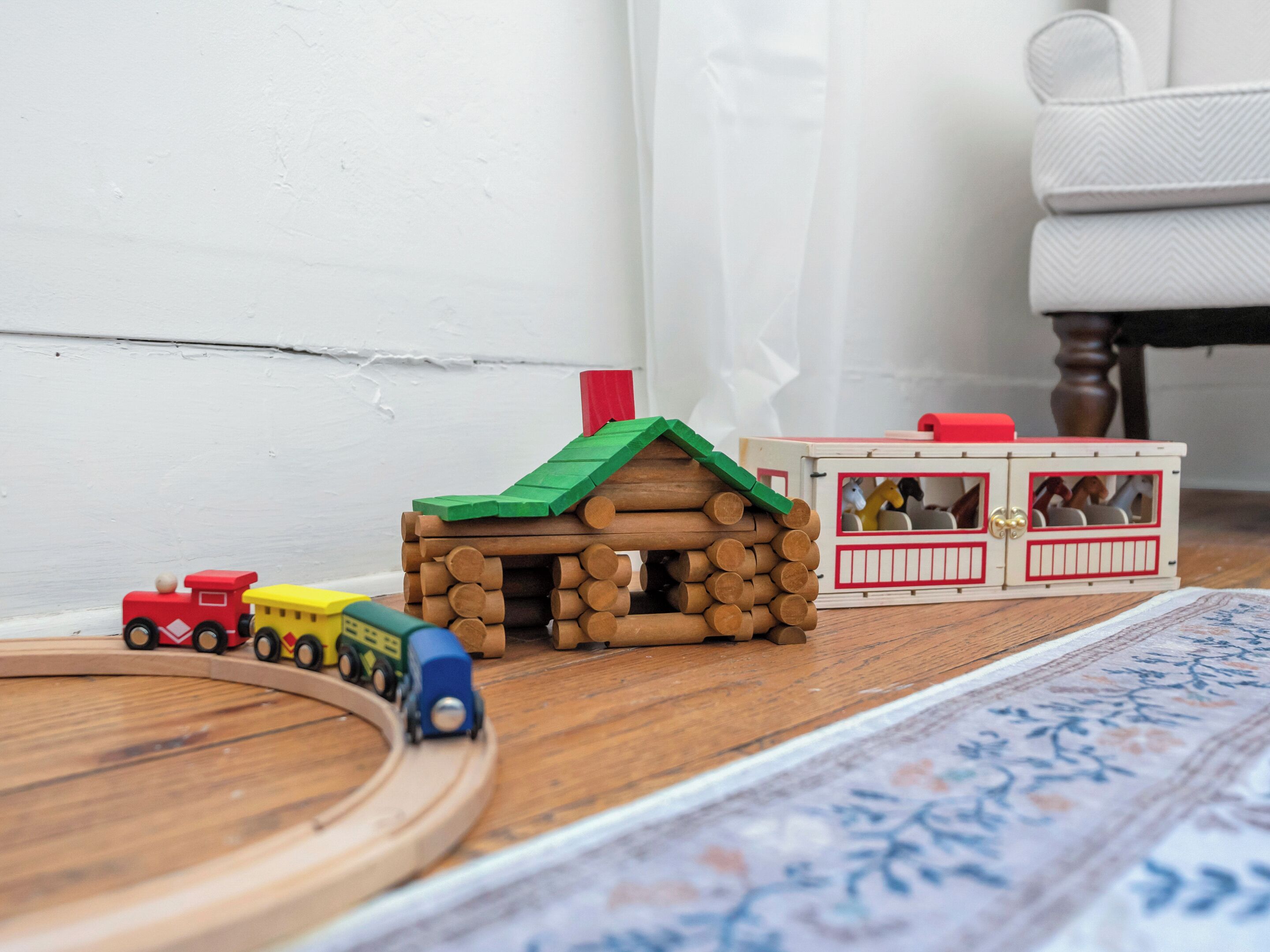 the grand family - suite 7 | living room | books