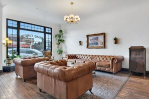 Lobby - The Historic Grand Canyon Hotel (Williams)