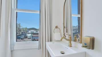 Queen - Room 8 | 2 bedrooms, premium bedding, memory-foam beds, individually decorated