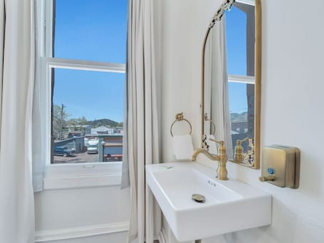 Queen - Room 8 | 2 bedrooms, premium bedding, memory foam beds, individually decorated