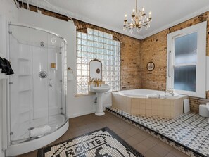 Kamer, 1 kingsize bed (Superior Carriage King - Room 28) | Badkamer | Gratis toiletartikelen, een haardroger, handdoeken, zeep