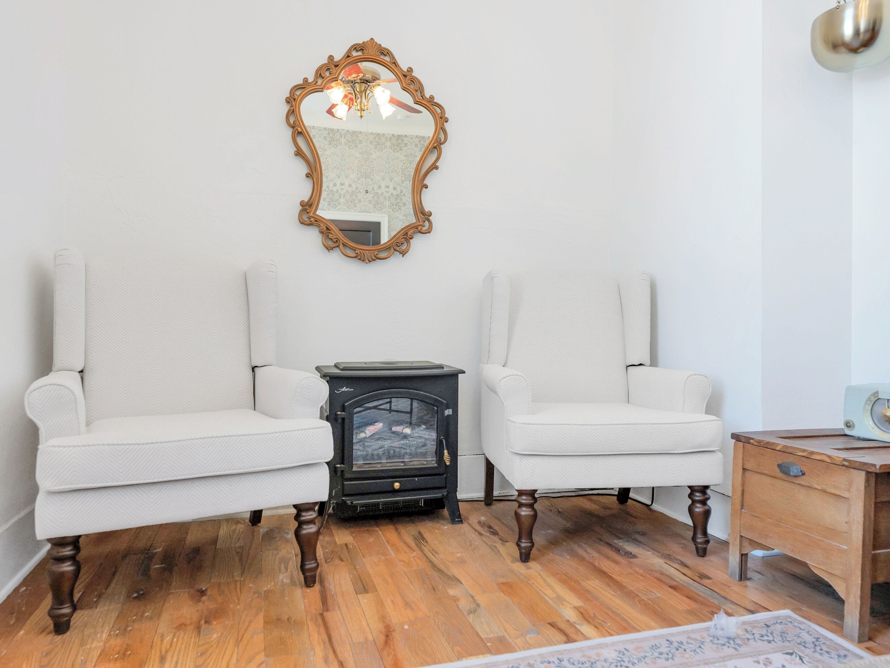 the grand family - suite 7 | living room | books