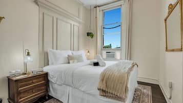 套房 (Two Room Double Queen - Suite 10) | 2 間臥室、高級寢具、記憶床墊、獨特裝潢