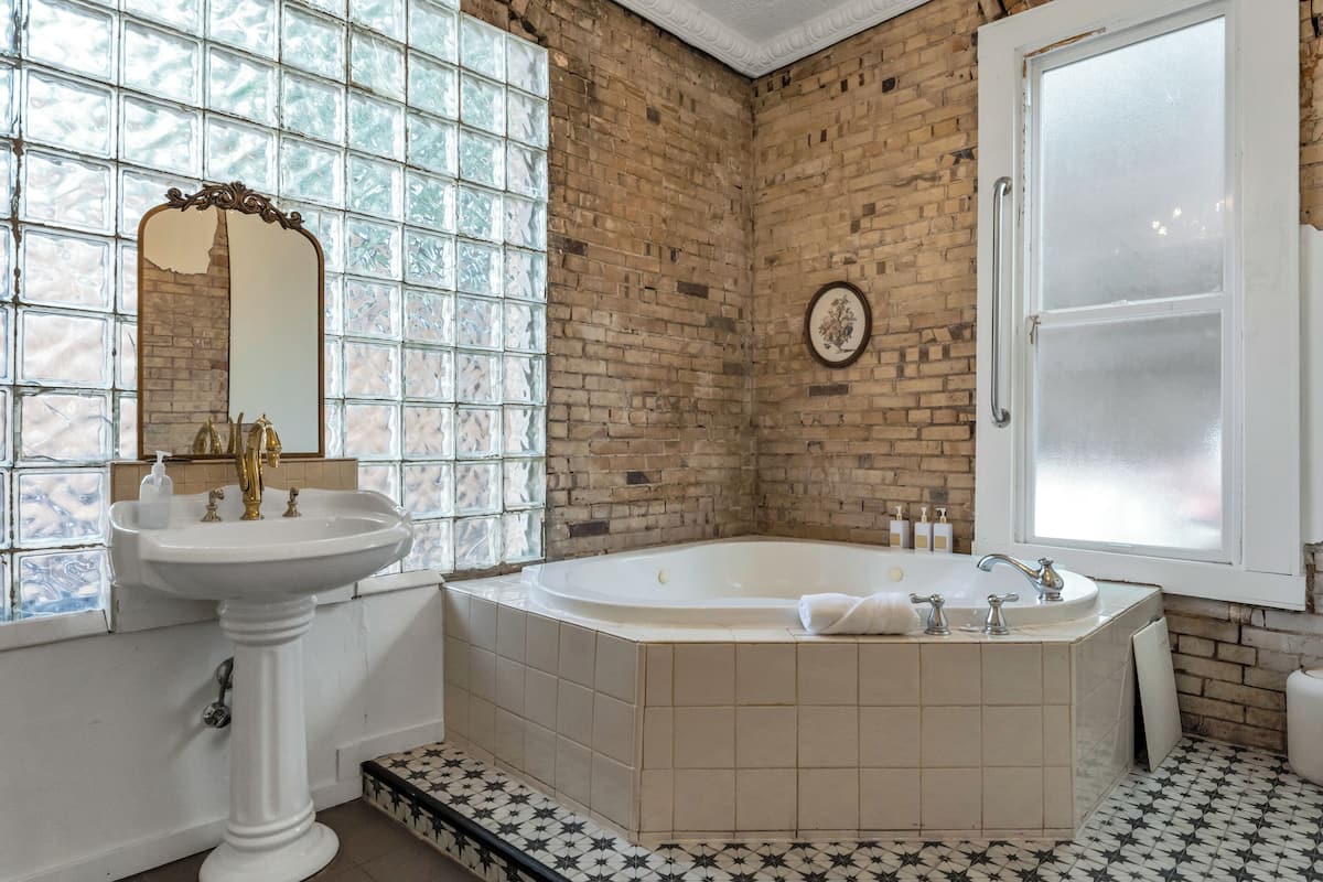 room, 1 king bed (superior carriage king - room 28) | bathroom | free toiletries, hair dryer, towels, soap