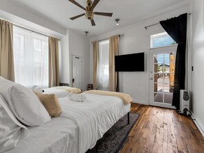 Suite, 2 chambres (Two Room Carriage - Suite 27) | Literie de qualité, lit avec matelas en mousse à mémoire, décor unique
