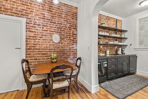 Classic Apartment, 1 King Bed | In-room dining