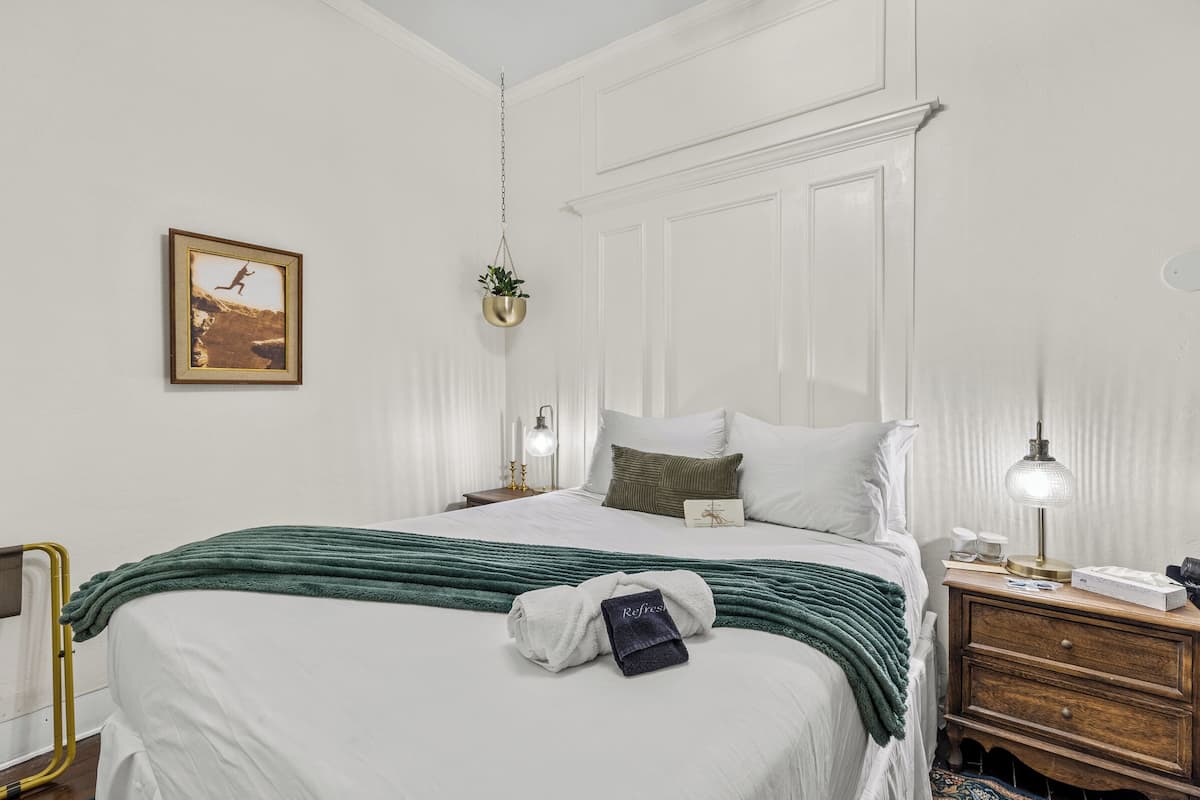 Chambre, 1 grand lit (Queen - Room 2) | Literie de qualité supérieure, matelas mémoire de forme