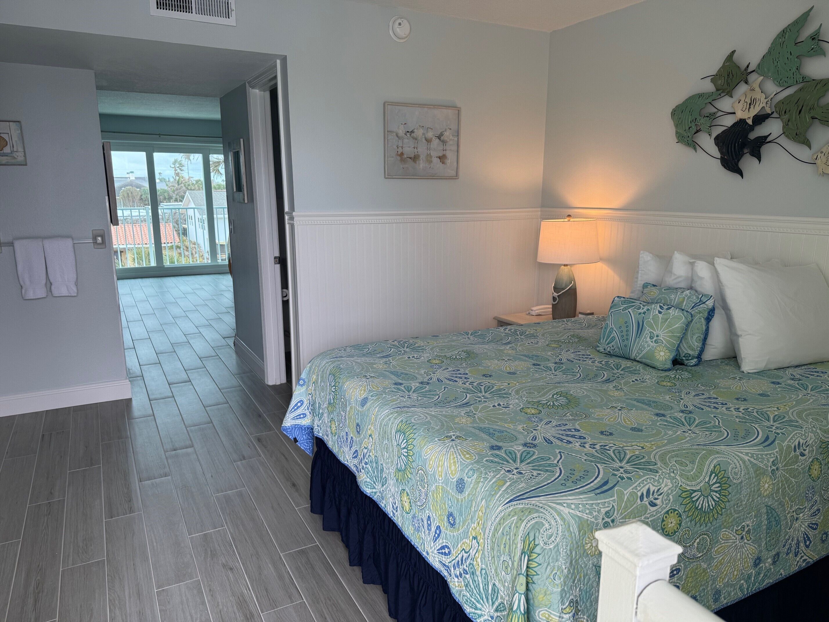 أسرّة بطبقة علوية مريحة ومساحة عمل للكمبيوتر المحمول وستائر تعتيم