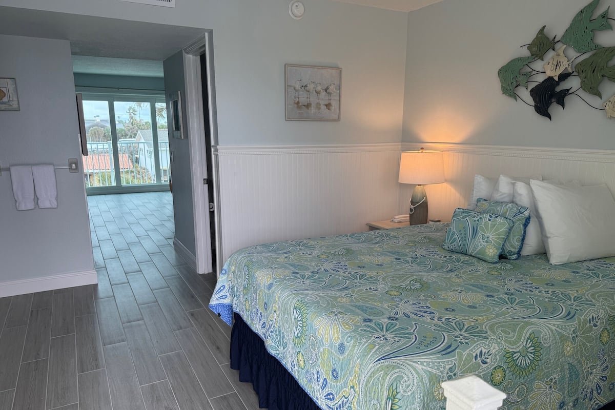 Rom, balkong, ved havkanten (1 Queen Bed, 2nd Floor) | Skrivebord for bærbar PC, blendingsgardiner og lydisolert