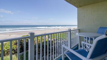 Un balcone con vista sulla spiaggia e sull'oceano.
